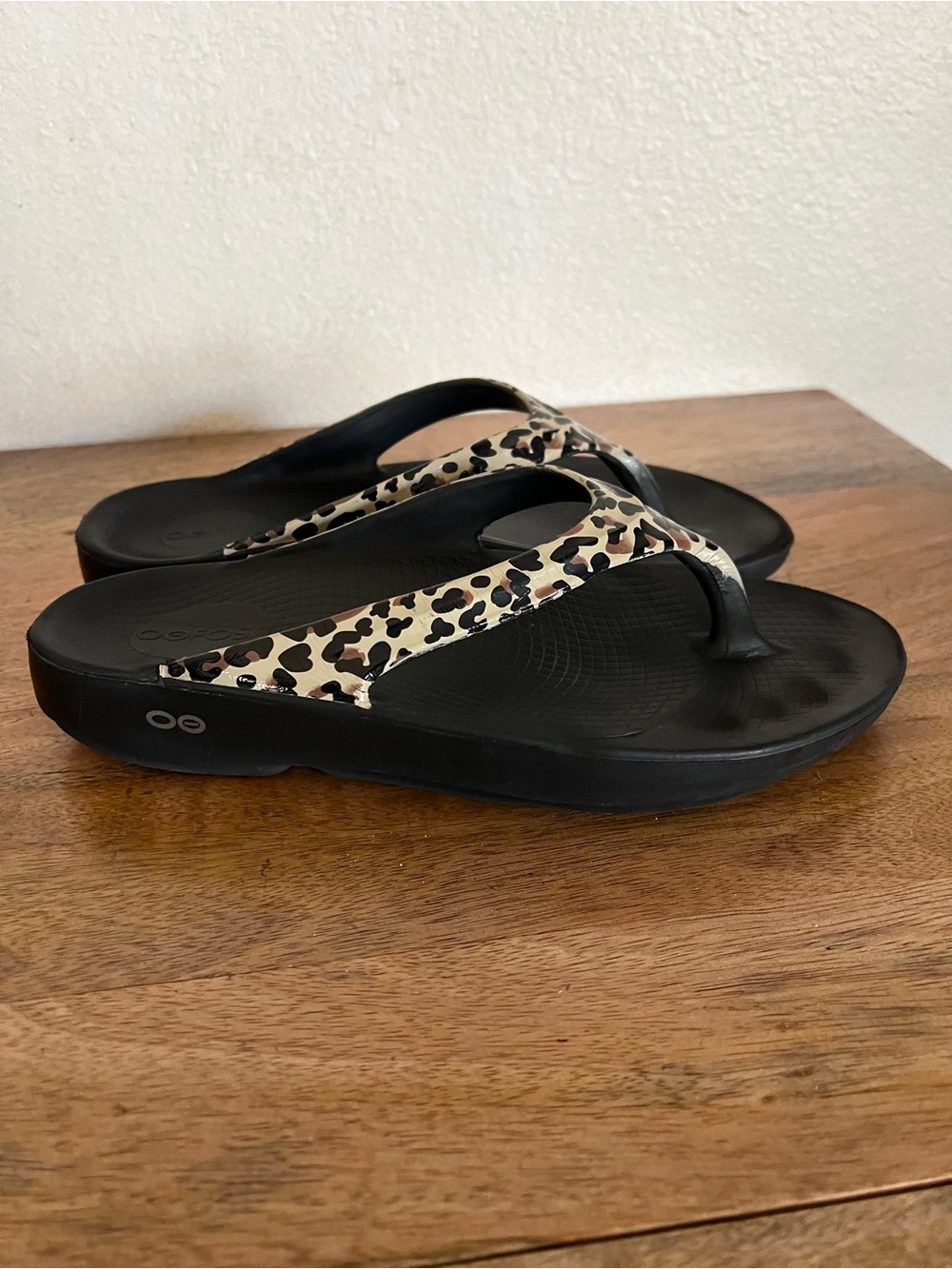 OOFOS WOMEN’S OOLALA SANDAL LEOPARD SIZE 10